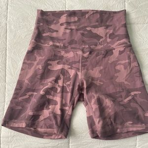Lululemon Athletica Align 6” shorts pink camo. Size: 4